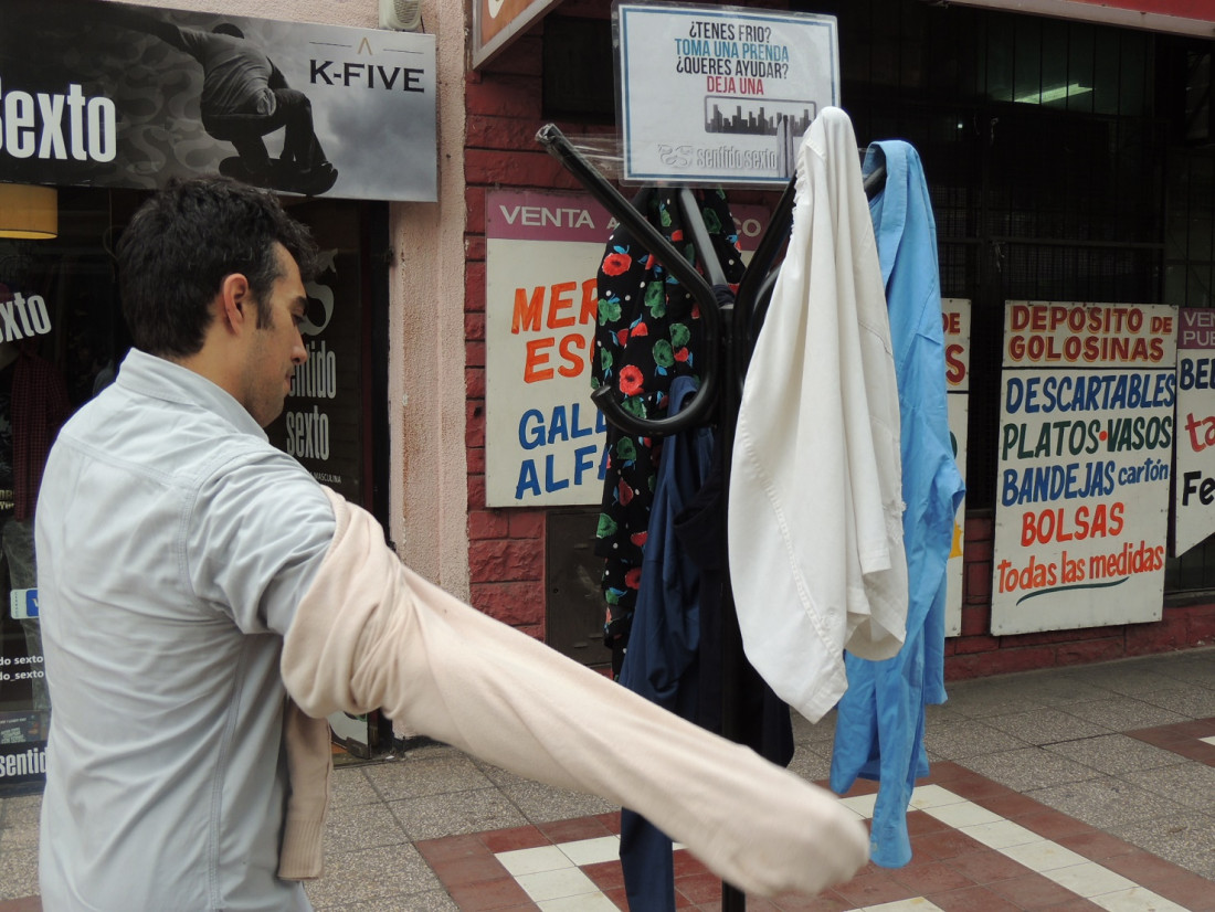 Llegó el perchero solidario a Mendoza