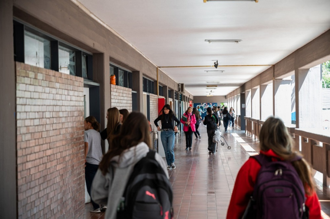 Una red de protección adolescente: la familia, la escuela, los pares, el barrio