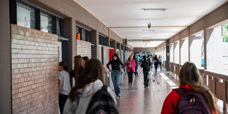 Una red de protección adolescente: la familia, la escuela, los pares, el barrio