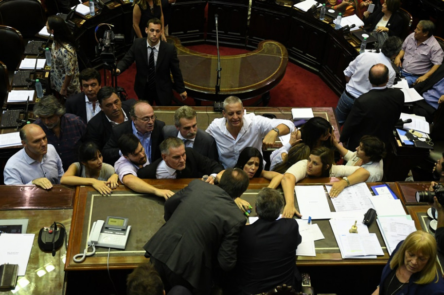 imagen Fotogalería: Un día de furia en el Congreso