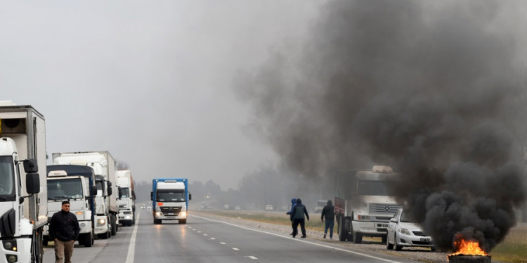 Paro del campo: cese de comercialización y protestas por el rumbo económico del país