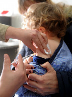 El 34,9% de niños y niñas del país completó las dosis adicionales de triple viral e IPV