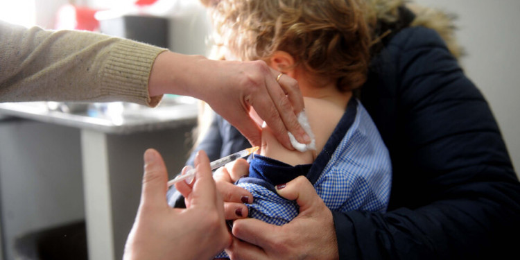 El 34,9% de niños y niñas del país completó las dosis adicionales de triple viral e IPV