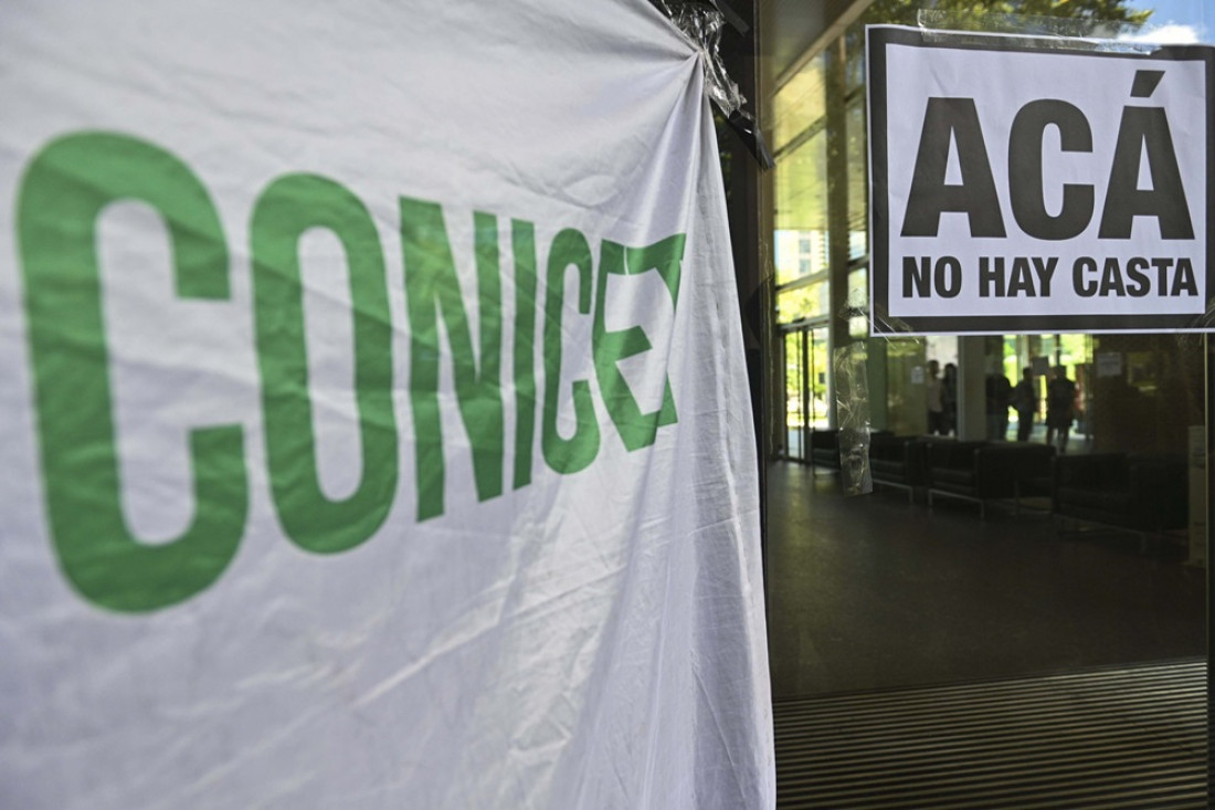 Personal de Conicet realizó asamblea y "ruidazo" en reclamo por despidos