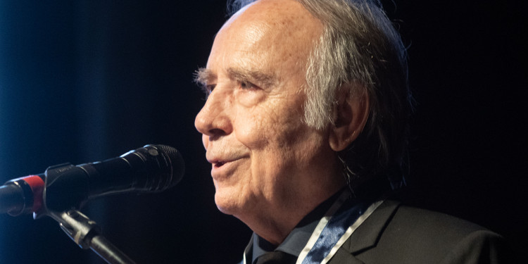 "Para siempre": Joan Manuel Serrat ya es Doctor Honoris Causa de la UNCUYO