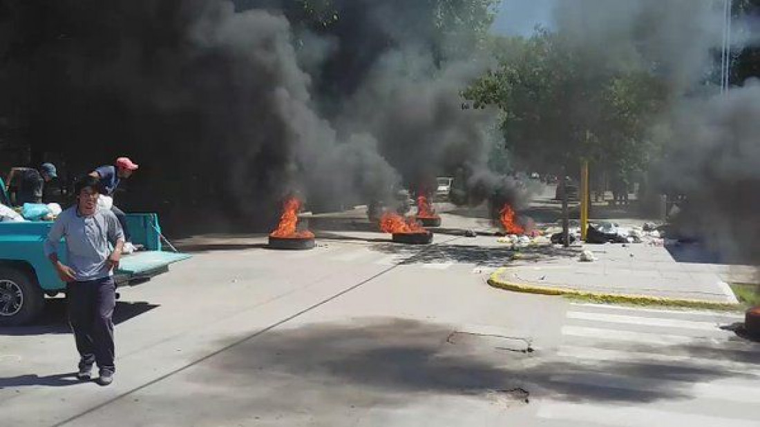 Empleados cortaron el acceso a la Municipalidad de Santa Rosa