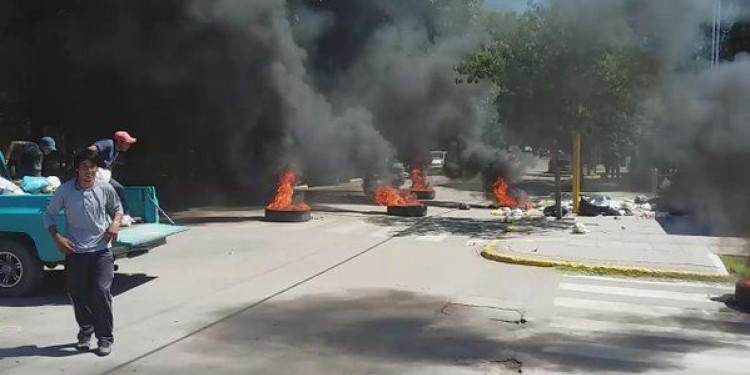 Empleados cortaron el acceso a la Municipalidad de Santa Rosa