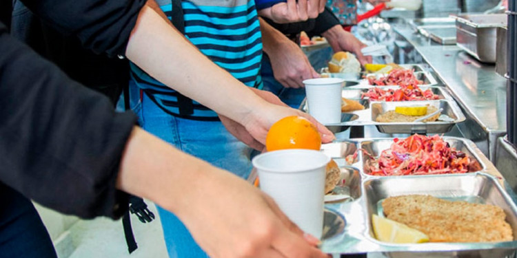 Seis de cada diez personas trabajadoras saltea comidas durante su jornada laboral por motivos económicos
