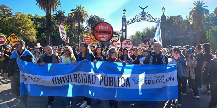 La UNCUYO vuelve a marchar en defensa de la universidad pública
