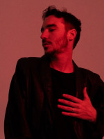 Juku Ares se sumerge en el pop con su disco "Sitcom"