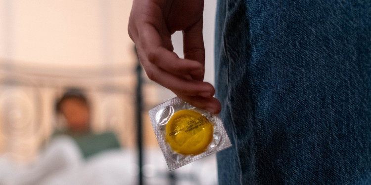 Erotizar el cuidado: cómo hacer que el preservativo sea parte del momento y no una interrupción