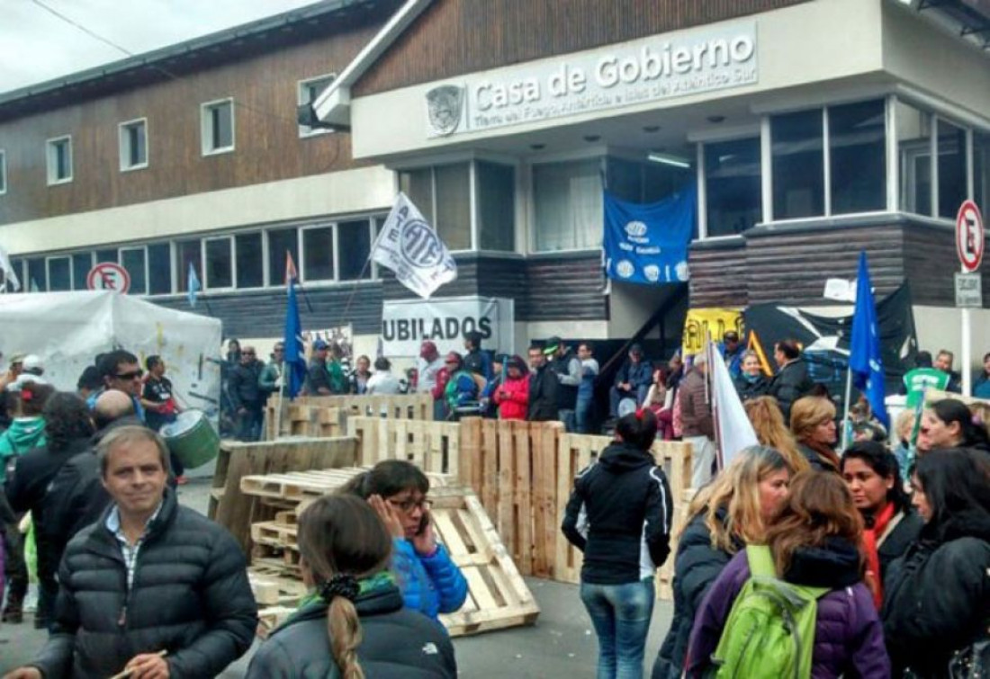 Tierra del Fuego: 50 días de conflicto entre el gobierno y los gremios estatales