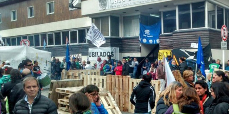 Tierra del Fuego: 50 días de conflicto entre el gobierno y los gremios estatales