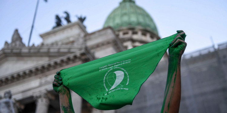 La marea verde trasciende fronteras y cuestiona la criminalización del aborto en la región