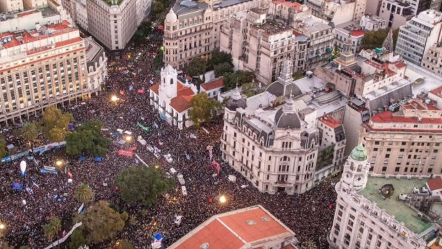 imagen Movilizaciones masivas coparon todo el país bajo la consigna de defender la educación pública