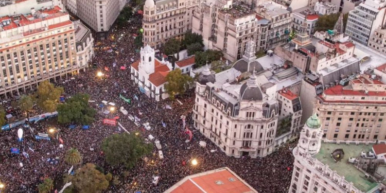 Marchas masivas coparon las calles del país bajo la consigna de defender la educación pública