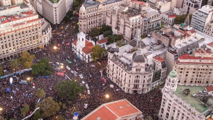 imagen que ilustra noticia Marchas masivas coparon las calles del país bajo la consigna de defender la educación pública