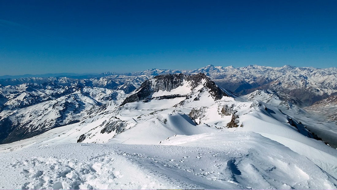 Con imágenes satelitales relevan a diario la cantidad de nieve que hay en la cordillera