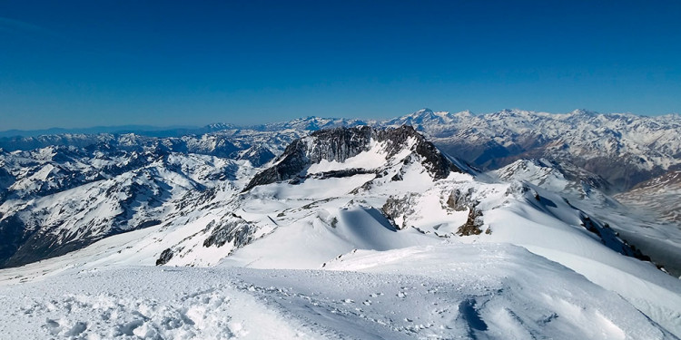 Con imágenes satelitales relevan a diario la cantidad de nieve que hay en la cordillera