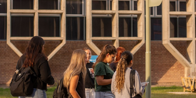 Perfil estudiantil de la UNCUYO: la mayoría trabaja, es primera generación y son mujeres