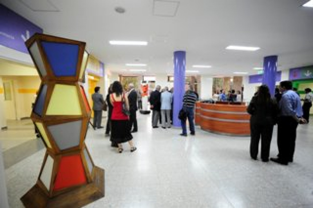 Inauguraron muestra  de arte en el hall del Hospital Universitario