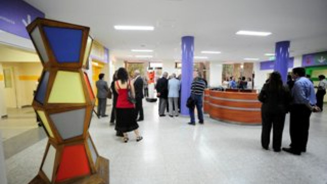 imagen Inauguraron muestra  de arte en el hall del Hospital Universitario