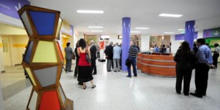 Inauguraron muestra  de arte en el hall del Hospital Universitario