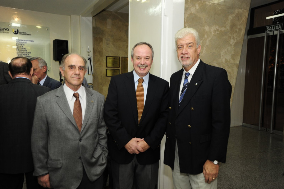 imagen Inauguraron muestra  de arte en el hall del Hospital Universitario