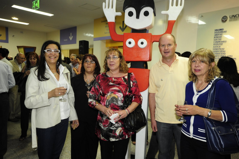 imagen Inauguraron muestra  de arte en el hall del Hospital Universitario