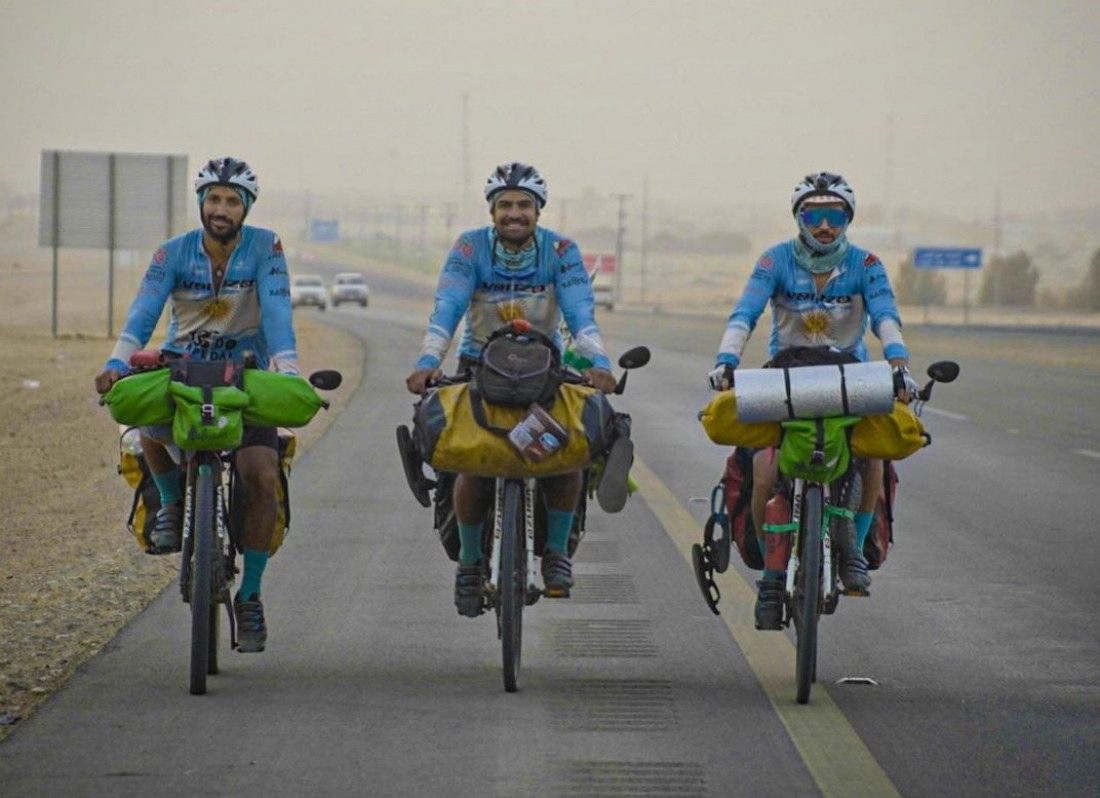 La increíble historia de tres amigos que cruzaron un continente en bici para llegar a Qatar