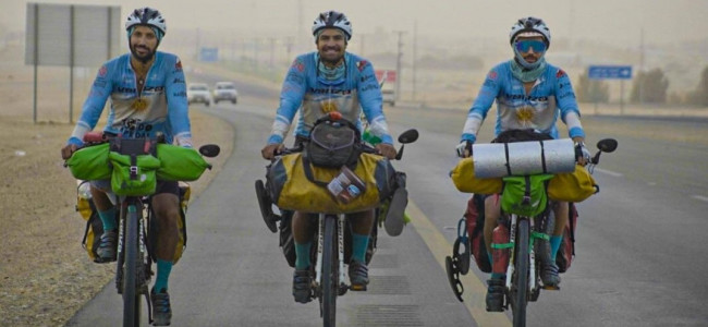 La increíble historia de tres amigos que cruzaron un continente en bici para llegar a Qatar