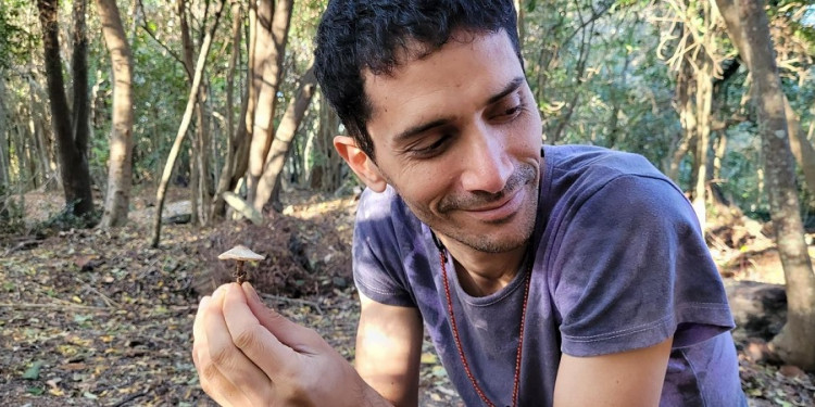 Ari Flores, exlíder de Azafata, nos invita a disfrutar de "Vete de fiesta"