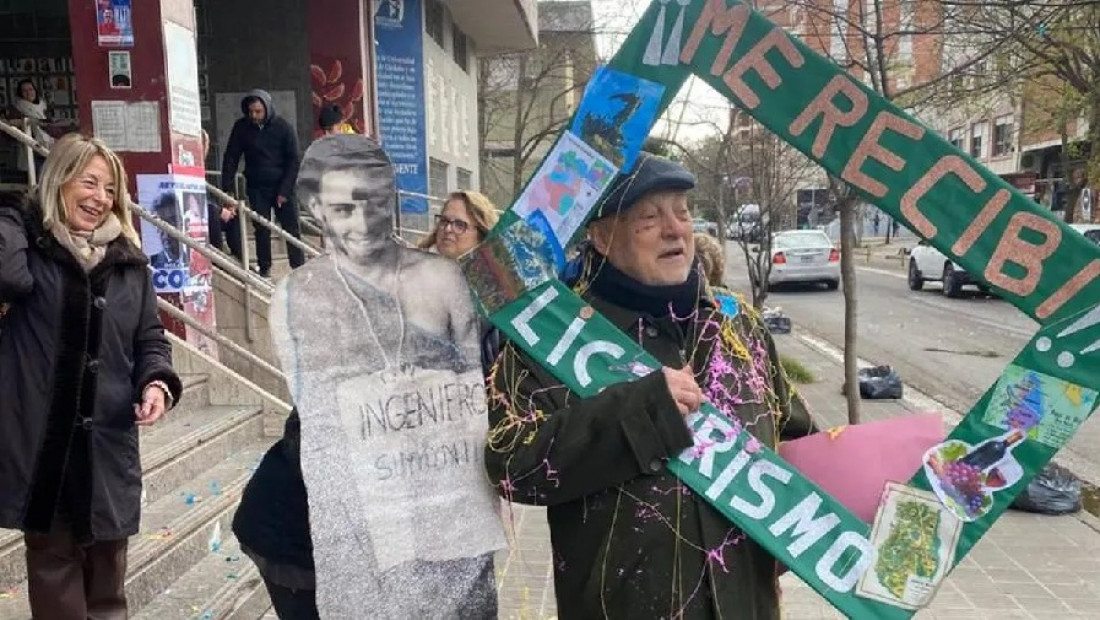 La historia de un mendocino de 82 años que se recibió de licenciado en Turismo