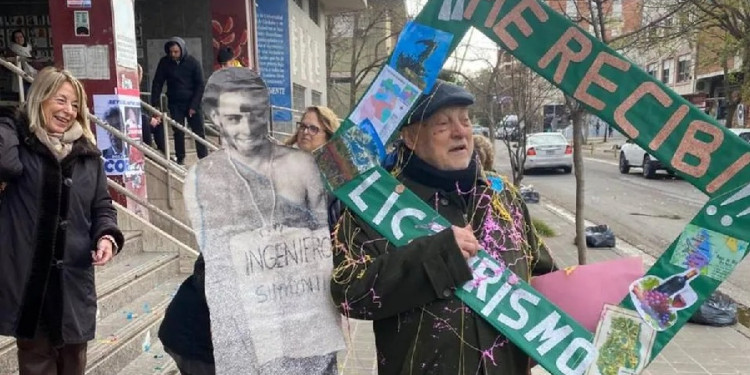 La historia de un mendocino de 82 años que se recibió de licenciado en Turismo