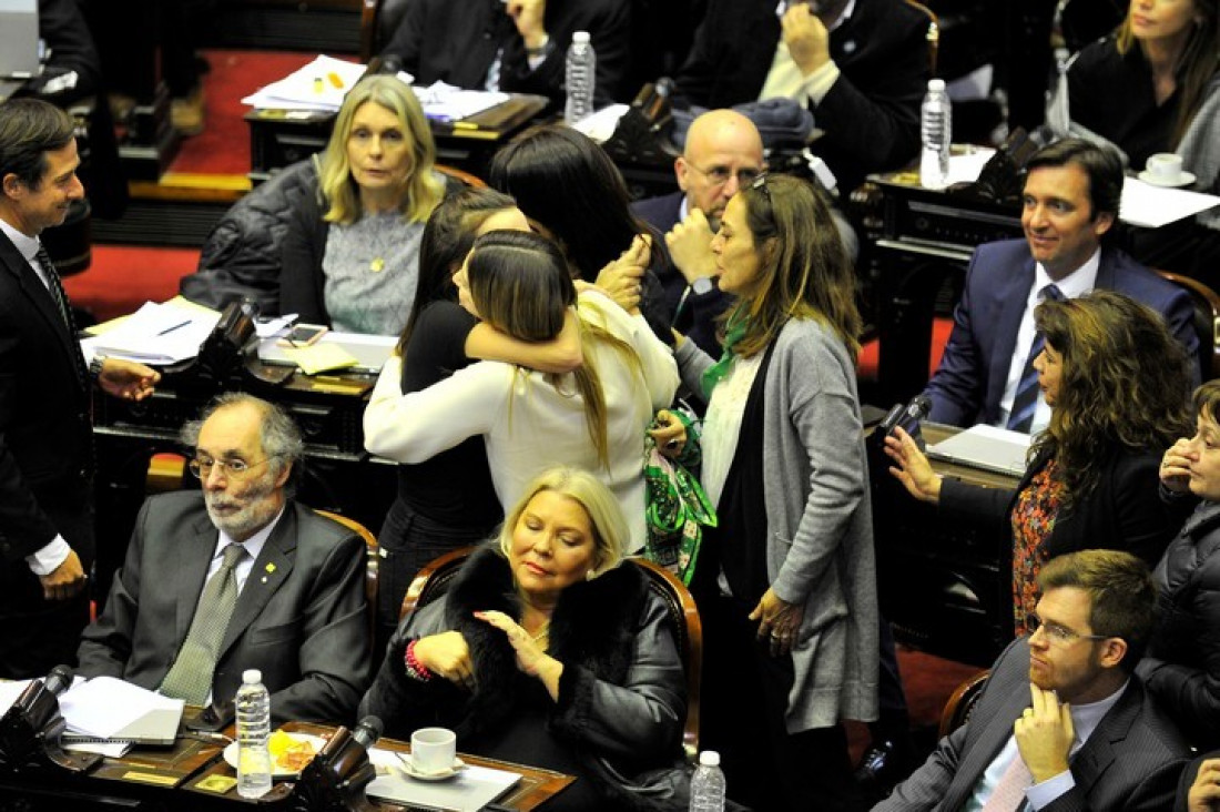 Para calmar internas, Macri se reunió con diputadas en contra del aborto