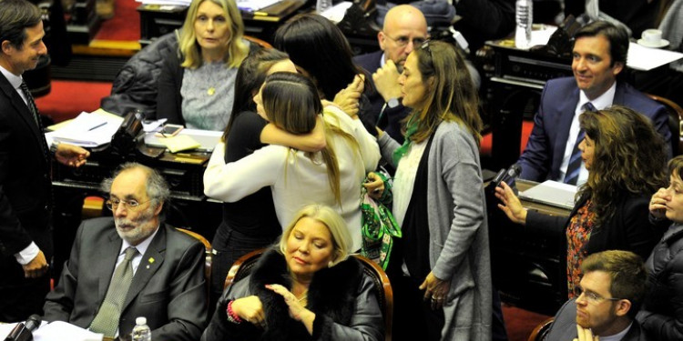 Para calmar internas, Macri se reunió con diputadas en contra del aborto