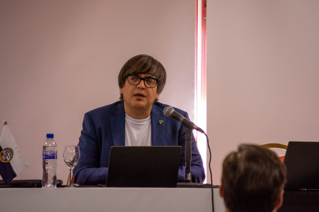 Desafíos en tiempos de IA: "Nuestra mayor rebeldía es prestar atención"