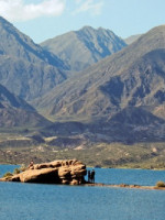 Estudian la presencia de microplásticos en ecosistemas de agua dulce en toda Argentina