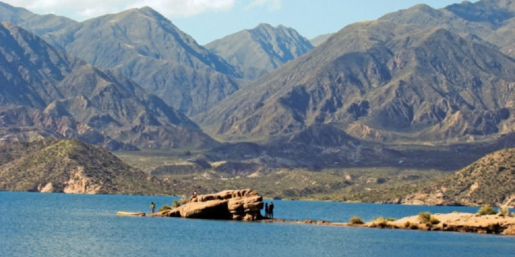 Estudian la presencia de microplásticos en ecosistemas de agua dulce en toda Argentina