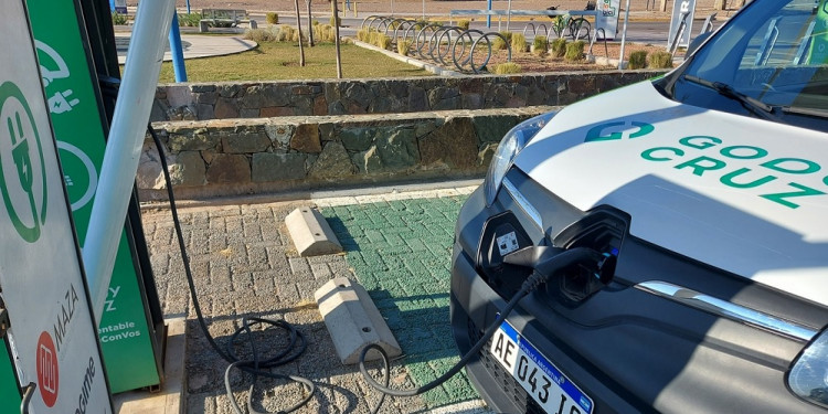 La red de cargadores para autos eléctricos se expande y ya hay 230 equipos en 19 distritos