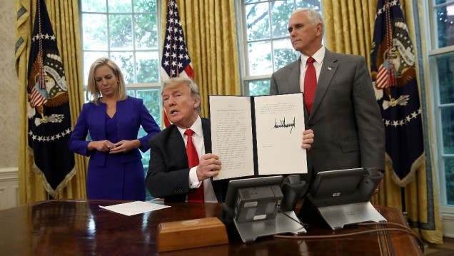 imagen Tras las críticas, Trump dio marcha atrás con la separación de familias inmigrantes