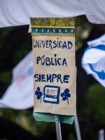 Fotogalería: carteles en reclamo del financiamiento universitario y en defensa de la educación pública