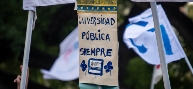 Fotogalería: carteles en reclamo del financiamiento universitario y en defensa de la educación pública