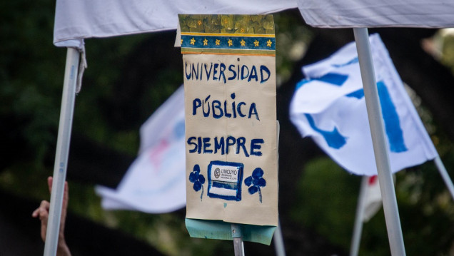 imagen Fotogalería: carteles en reclamo del financiamiento universitario y en defensa de la educación pública