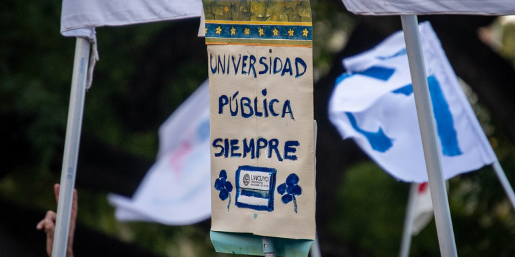 Fotogalería: carteles en reclamo del financiamiento universitario y en defensa de la educación pública