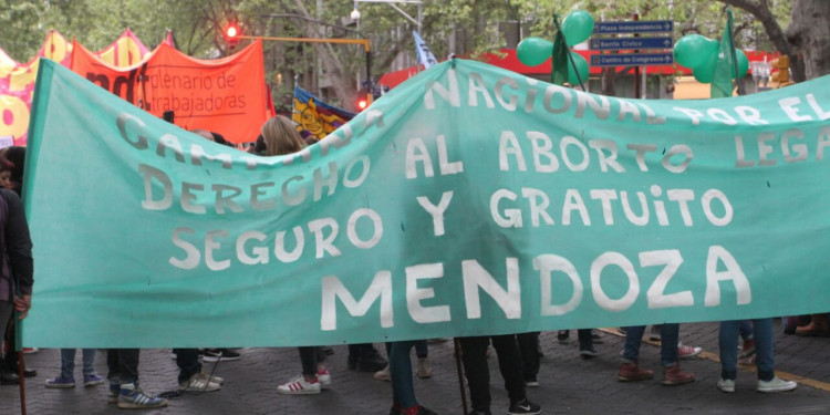 Marcha en Mendoza a favor del aborto libre, seguro y gratuito