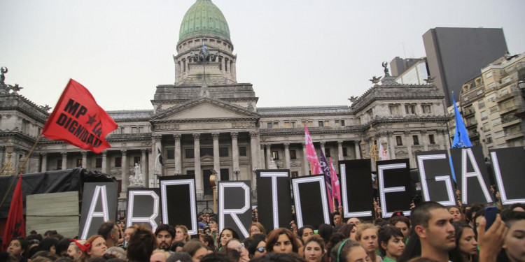 Con el aborto en el centro del debate, Macri se reúne con legisladores oficialistas