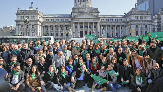 imagen Roces dentro de Cambiemos por una foto a favor del aborto legal