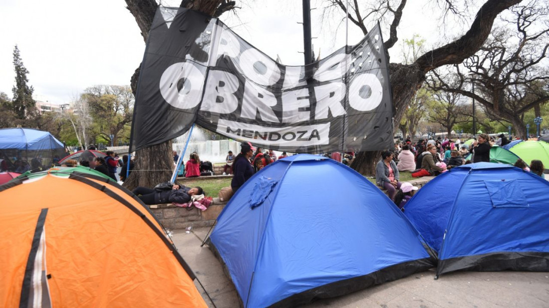 Marcha y acampe en el microcentro mendocino por una "Navidad sin hambre"