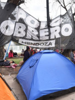 Marcha y acampe en el microcentro mendocino por una "Navidad sin hambre"